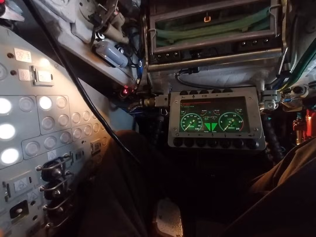 Về vị trí buồng lái, rất buồn là buồng lái T-72B1MS hiện đại vượt trội xe với xe tăng T-90S/SK của Việt Nam và gần như tiệm cận với xe tăng T-90M nâng cấp của Nga. Nó sử dụng các màn hình LED hiển thị thông số tình trạng của xe thay vì các đồng hồ cơ truyền thống. Ảnh: Bên trong vị trí lái xe của T-72 Lào.