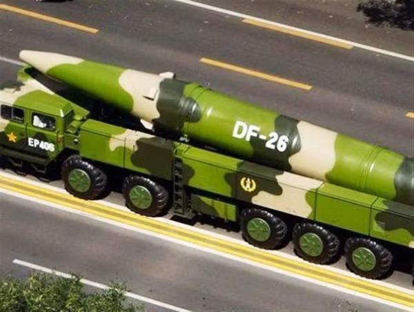 Năm 2016, vệ tinh Pháp đã phát hiện những hoạt động xây dựng căn cứ tên lửa đạn đạo của Trung Quốc trên đảo Hải Nam ở cực nam nước này. Cũng theo tình báo phương Tây, ở đảo Hải Nam hiện nay Trung Quốc đang có ít nhất khoảng 20 xe phóng tên lửa đạn đạo DF-21D và DF-26. Ảnh: Bệ phóng di động của tên lửa DF-26 trên đường phố Bắc Kinh.