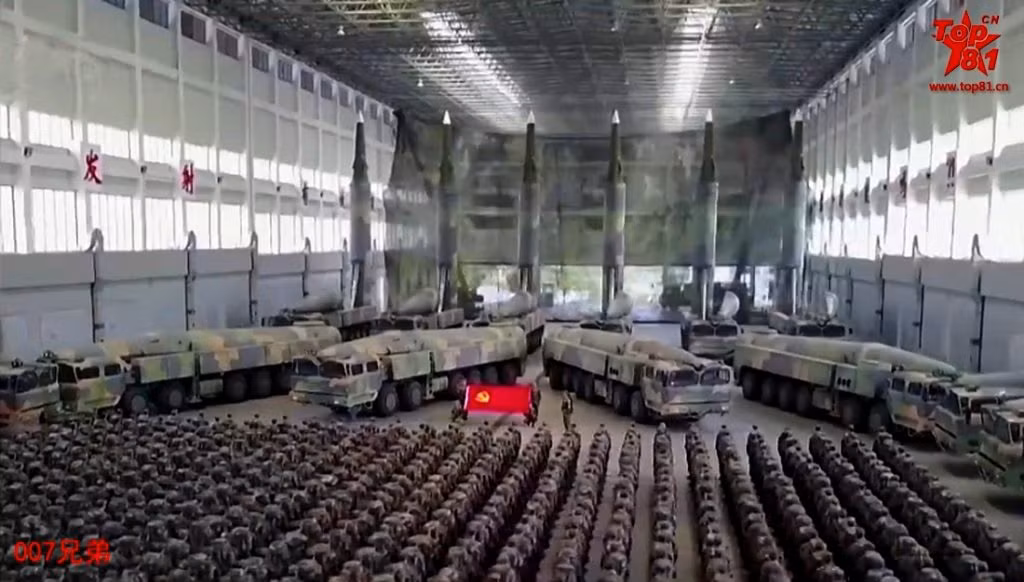 Những tên lửa DF-21D này thực sự đã tốn rất nhiều giấy mực của nhà quan sát và phân tích quân sự Phương Tây khi nó thách thức rất lớn đến sự tồn tại của học thuyết Tàu sân bay Mỹ. Hàng loạt kế hoạch đối phó đã được đặt ra để ngăn chặn những tên lửa đạn đạo chống hạm tầm xa này của Trung Quốc, trong đó cũng có nhiều ý kiến nghi ngờ về sức mạnh thực sự và liệu tên lửa này có mạnh đúng như lời quảng cáo của nhà sản xuất. Ảnh: Một đơn vị tên lửa của Trung Quốc với DF-21D.