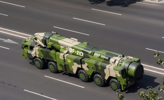 Tên lửa đạn đạo DF-21D là phiên bản chống hạm của dòng DF-21. Các anh em của nó là DF-21A với đầu đạn hạt nhân và DF-21C với đầu đạn thông thường. Loại tên lửa này được Trung Quốc công bố lần đầu tiên vào đầu những năm 1990. Ảnh: Tên lửa đạn đạo DF-21D trên đường phố Bắc Kinh.