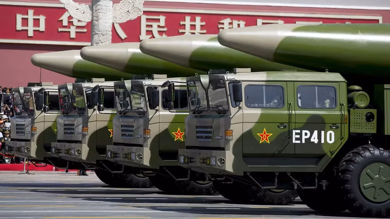 Hành động của Mỹ đã khiến truyền thông Trung Quốc vào cuộc, Thời báo Hoàn Cầu đã đưa ra những lời đe dọa rằng: “Trung Quốc có nhiều vũ khí chống tàu sân bay như tên lửa đạn đạo DF-21D và DF-26. Tờ báo này cũng lưu ý thêm rằng mọi khu vực trên biển Đông đều nằm trong tầm ngắm của Giải phóng quân Trung Quốc (PLA) và tàu sân bay Mỹ hoạt động trong khu vực chỉ là ý muốn tùy thích của Trung Quốc. Ảnh: Biên đội tên lửa đạn đạo DF-26 của Trung Quốc trong một cuộc duyệt binh.