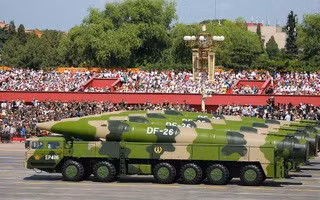 Bộ trưởng Quốc phòng Trung Quốc cho biết, DF-26 có 4 điểm đặc biệt bao gồm: Là phát minh độc lập và của riêng Trung Quốc, trang bị cả đầu đạn hạt nhân và đầu đạn thông thường, có khả năng tấn công mục tiêu cả trên đất liền lẫn trên biển với độ chính xác cao, tích hợp nhiều công nghệ mới và có tính bảo mật cao. Ảnh: Đội hình DF-26 đang đi qua khán đài tại quảng trường Thiên An Môn.