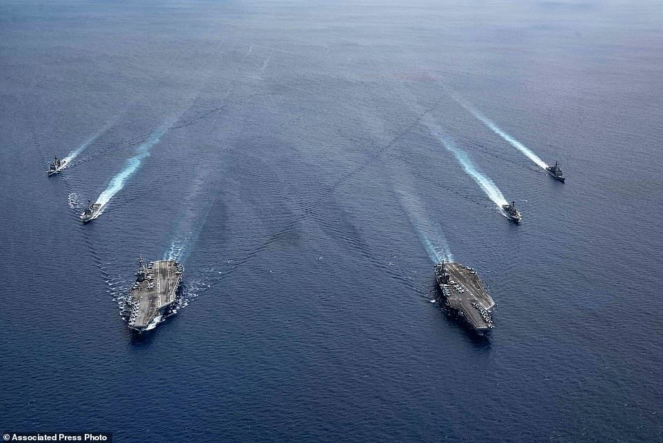 Hai tàu sân bay Mỹ là USS Nimizt (CVN-68) và USS Ronald Reagan (CVN-76) cùng các tàu hộ tống đã bắt đầu thực hiện một cuộc tập trận quy mô lớn trên biển Đông từ ngày 4/7 vừa qua. Động thái này diễn ra sau khi Trung Quốc tổ chức tập trận trái phép tại quần đảo Hoàng Sa (thuộc chủ quyền Việt Nam) từ hồi đầu tháng 7. Ảnh: Biên đội hai tàu sân bay Hoa Kỳ và đoàn hộ tống trong cuộc tập trận trên biển Đông. Ảnh: Hải quân Mỹ.