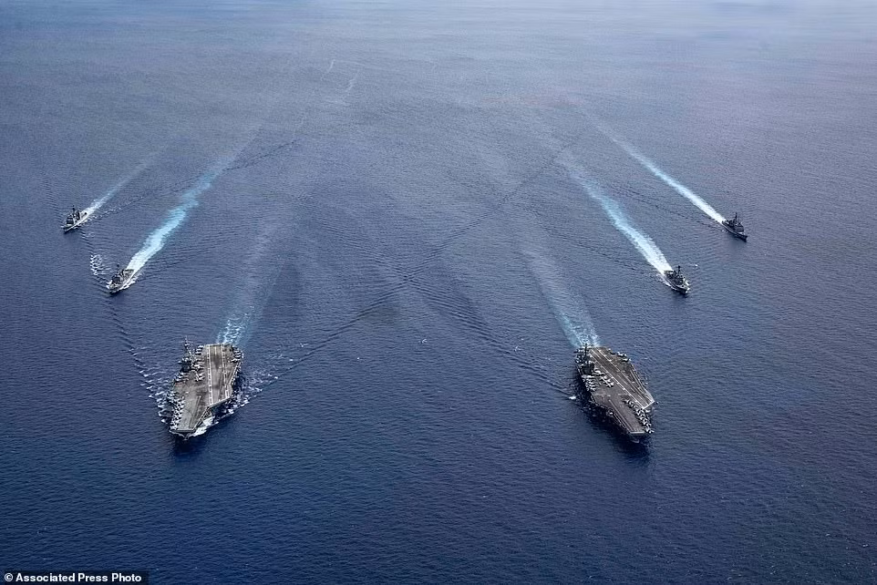 Hai tàu sân bay Mỹ là USS Nimizt (CVN-68) và USS Ronald Reagan (CVN-76) cùng các tàu hộ tống đã bắt đầu thực hiện một cuộc tập trận quy mô lớn trên biển Đông từ ngày 4/7 vừa qua. Động thái này diễn ra sau khi Trung Quốc tổ chức tập trận trái phép tại quần đảo Hoàng Sa (thuộc chủ quyền Việt Nam) từ hồi đầu tháng 7. Ảnh: Biên đội hai tàu sân bay Hoa Kỳ và đoàn hộ tống trong cuộc tập trận trên biển Đông. Ảnh: Hải quân Mỹ.
