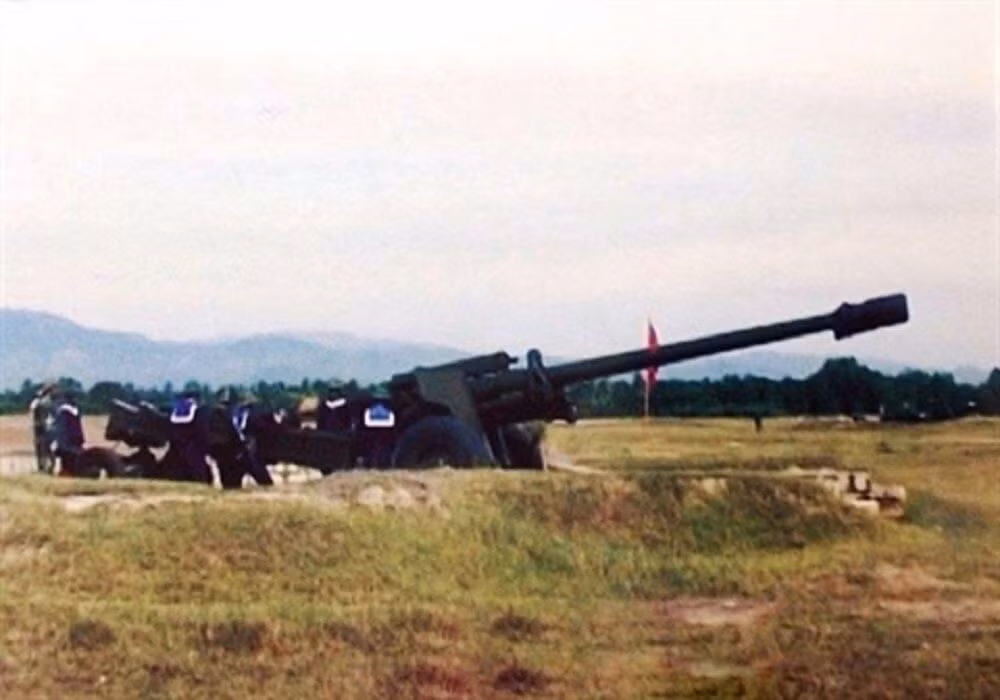 Dù cho không thuộc Binh chủng pháo binh nhưng Việt Nam cũng đang sở hữu cả lựu pháo M-47 152mm uy lực bậc nhất quân đội ta trong biên chế lực lượng pháo - tên lửa bờ của Quân chủng Hải quân. Pháo M-47 là “chị em” của M-46 tuy nhiên có cỡ nòng khủng hơn, uy lực lớn hơn và tầm bắn xa hơn. Ảnh: Chiến sĩ hải quân triển khai pháo M-47.