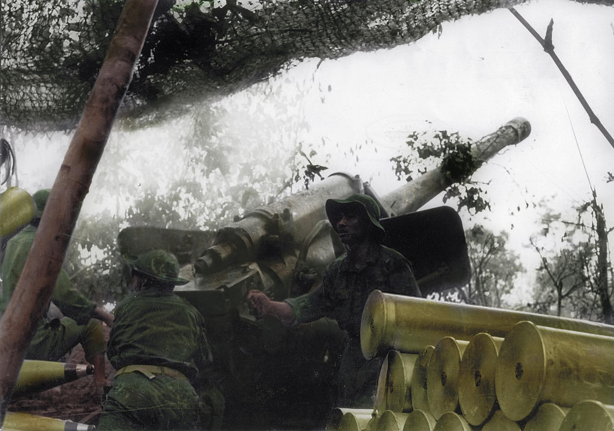 Pháo có khối lượng 7.7 tấn, dài 11.73m, kíp chiến đấu 8 người, tốc độ bắn 6 phát/phút với điều kiện bình thường, 5 phát/phút nếu bắn lâu và có thể lên tới 8 phát/phút nếu bắn cấp tập trong thời gian ngắn, sơ tốc đầu nòng 930m/s. Ảnh: Bộ đội pháo binh bắn pháo M-46 130mm trong kháng chiến chống Mỹ.