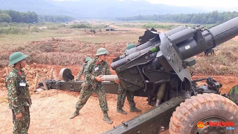 Pháo D-20 nặng 5.7 tấn, kíp chiến đấu 8-10 người, tốc độ bắn tối đa 5-6 phát/phút, tầm bắn tối đa 20km, sử dụng đạn pháo cỡ 152mm có thể bắn các loại như đạn nổ phá mảnh, đạn nổ cực mạnh hoặc đạn xuyên phá. Ảnh: Kíp chiến đấu thao tác nạp đạn cho D-20.