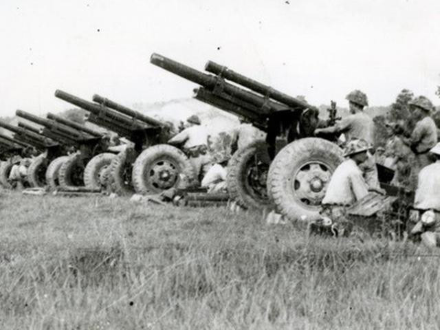 Có thể nói rằng, so với những ngày đầu thành lập, trải qua 73 năm phát triển và trưởng thành, lực lượng Pháo binh Việt Nam đã phát triển vô cùng lớn mạnh với đầy đủ chủng loại, tạo sức mạnh chế áp đối phương trên chiến trường, tiếp nối những truyền thống quý báu của ông cha từ trận Điện Biên Phủ, là một trong những lực lượng pháo binh hàng đầu khu vực hiện nay khiến mọi kẻ thù phải dè chừng. Ảnh: Pháo binh Việt Nam thời đánh Pháp.