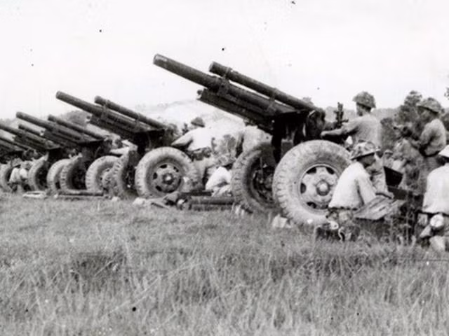 Có thể nói rằng, so với những ngày đầu thành lập, trải qua 73 năm phát triển và trưởng thành, lực lượng Pháo binh Việt Nam đã phát triển vô cùng lớn mạnh với đầy đủ chủng loại, tạo sức mạnh chế áp đối phương trên chiến trường, tiếp nối những truyền thống quý báu của ông cha từ trận Điện Biên Phủ, là một trong những lực lượng pháo binh hàng đầu khu vực hiện nay khiến mọi kẻ thù phải dè chừng. Ảnh: Pháo binh Việt Nam thời đánh Pháp.