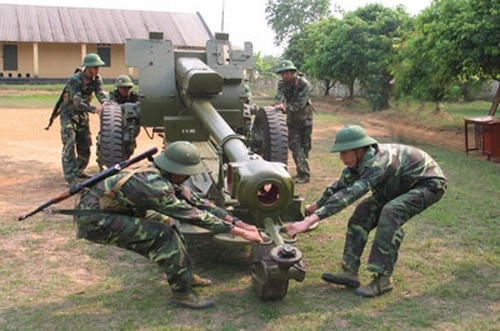 Pháo có trọng lượng 3.21 tấn, dài 5.4m, kíp chiến đấu 8 người. D-30 có thể đạt tầm bắn hiệu quả 15.4km hoặc lên tới 21.9km đối với đạn tăng tầm. Tốc độ bắn cao nhất 10-12 phát/phút và trung bình 5-6 phát/phút. Pháo sử dụng đạn cỡ 122mm với các loại như đạn nổ phá mảnh, đạn xuyên chống tăng, đạn chiếu sáng, đạn khói, đạn tự dẫn laser,v.v… Ảnh: Chiến sĩ triển khai chiến đấu với pháo D-30 122mm.