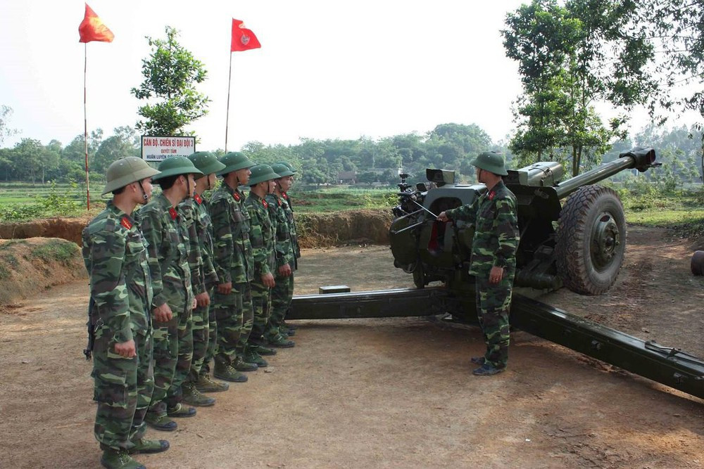  4. D-30 122mm: Pháo được đưa vào biên chế quân đội Liên Xô từ những năm 1960 và vô cùng phổ biến tại quân đội các nước Đông Âu. Đây cũng là một trong những loại lựu pháo xe kéo hiện đại nhất Việt Nam hiện nay. Ảnh: Chiến sĩ được hướng dẫn về cơ cấu chi tiết pháo D-30.