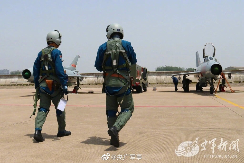 Máy bay J-7 Chengdu này mặc dù là phiên bản của MiG-21 tuy nhiên nó được sản xuất khá muộn, dây chuyền bắt đầu từ những năm 1980 và dừng lại năm 2006 nên những chiếc máy bay này của không quân Trung Quốc không hẳn là quá cũ. Chỉ có điều năng lực nó rất hạn chế và huấn luyện rõ ràng là một công tác thích hợp của loại tiêm kích này. Ảnh: Phi công chuyển bị thực hiện bài bay huấn luyện. Nguồn: Sina