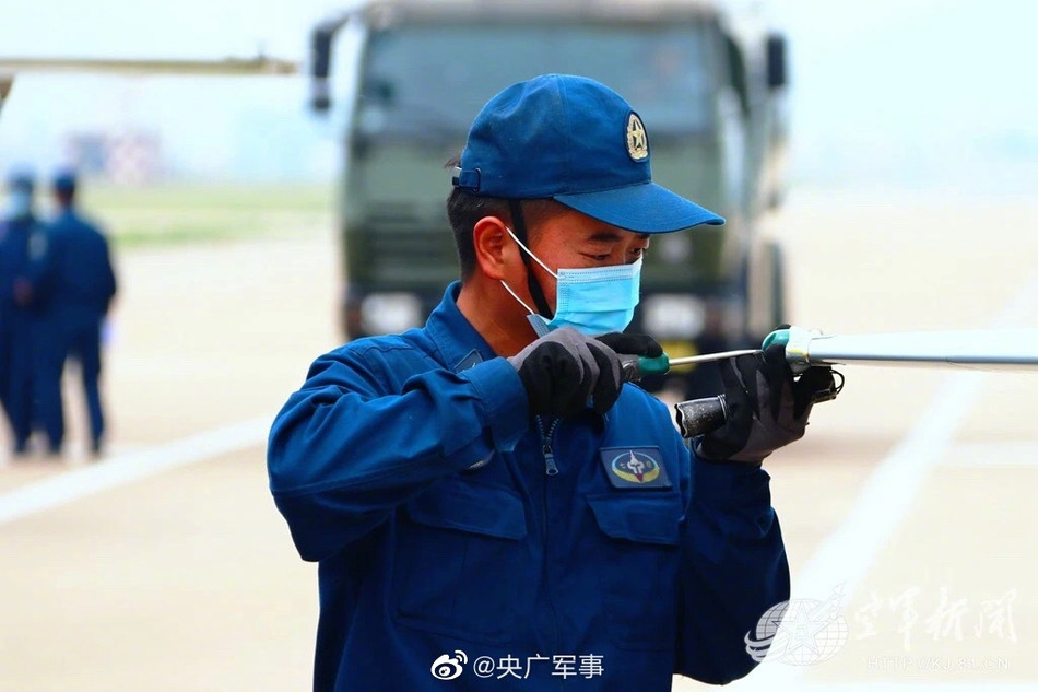 Mới đây trong loạt ảnh phóng sự về công tác huấn luyện phi công mới của Học viện không quân Thạch Gia Trang thuộc Không quân giải phóng nhân dân Trung Quốc (PLAAF) đã cho người ta thấy những hình ảnh về loại máy bay J-7 Chengdu, đây chính là một phiên bản của tiêm kích MiG-21 huyền thoại được Trung Quốc chế tạo theo giấy phép. Ảnh: Kỹ thuật viên kiểm tra máy bay trước giờ cất cánh. Nguồn: Sina