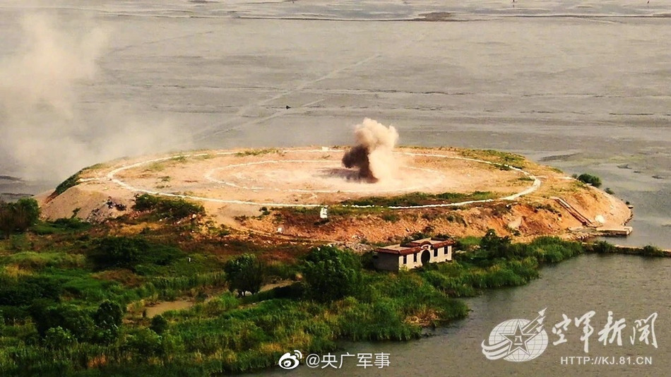 Đây cũng là loại máy bay vô cùng thành công của Trung Quốc, với số lượng chế tạo hơn 2.400 chiếc và đến nay Không quân giải phóng Trung Quốc được cho là vẫn còn trong biên chế hơn 30 chiếc loại này. Ảnh: Tên lửa không kích chính xác mục tiêu. Nguồn: Sina