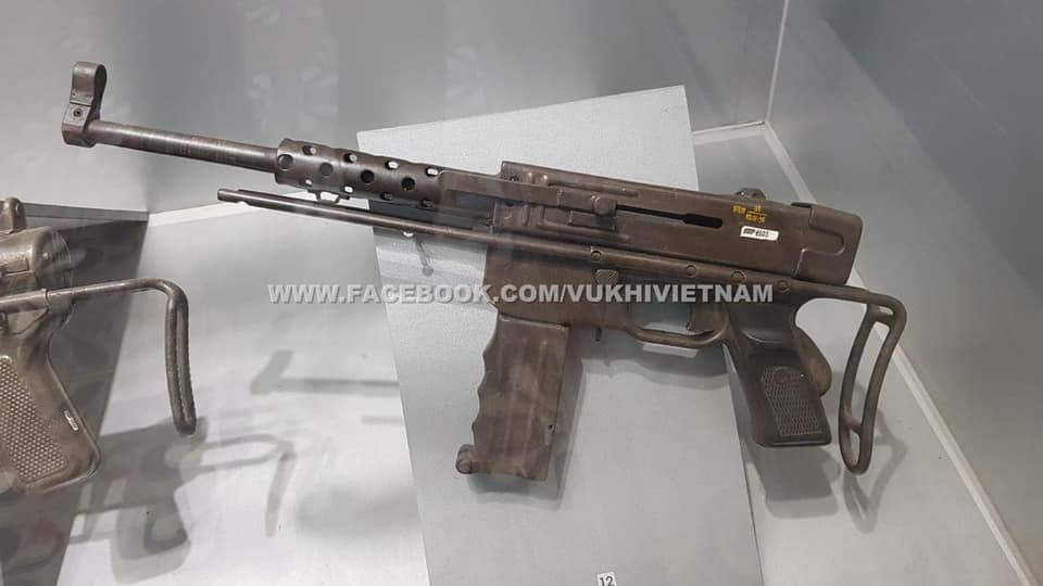 MAT-49 cải tiến có 3 thay đổi chính, đó là thay nòng súng nguyên bản bằng nòng súng tiểu liên K50, đầu ngắm được làm lại, hộp tiếp đạn nguyên bản được sửa đổi để có thể lắp đạn Tokarev nhưng vẫn đảm bảo tính năng khi bắn liên thanh và có thể chứa được tối đa 35 viên thay vì 32 viên như nguyên bản. Trong 2 năm từ 1962-1963, đã có hơn 2.000 khẩu MAT-49 được cải tiến và chi viện cho miền Nam. Ảnh: Một khẩu MAT-49 cải tiến của bộ đội Việt Nam. Nguồn ảnh: VKVN.