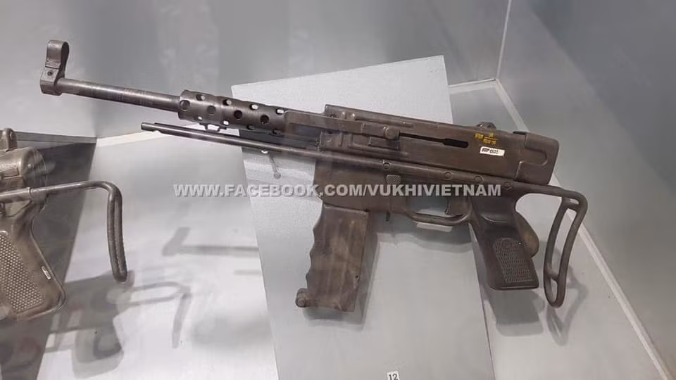 MAT-49 cải tiến có 3 thay đổi chính, đó là thay nòng súng nguyên bản bằng nòng súng tiểu liên K50, đầu ngắm được làm lại, hộp tiếp đạn nguyên bản được sửa đổi để có thể lắp đạn Tokarev nhưng vẫn đảm bảo tính năng khi bắn liên thanh và có thể chứa được tối đa 35 viên thay vì 32 viên như nguyên bản. Trong 2 năm từ 1962-1963, đã có hơn 2.000 khẩu MAT-49 được cải tiến và chi viện cho miền Nam. Ảnh: Một khẩu MAT-49 cải tiến của bộ đội Việt Nam. Nguồn ảnh: VKVN.