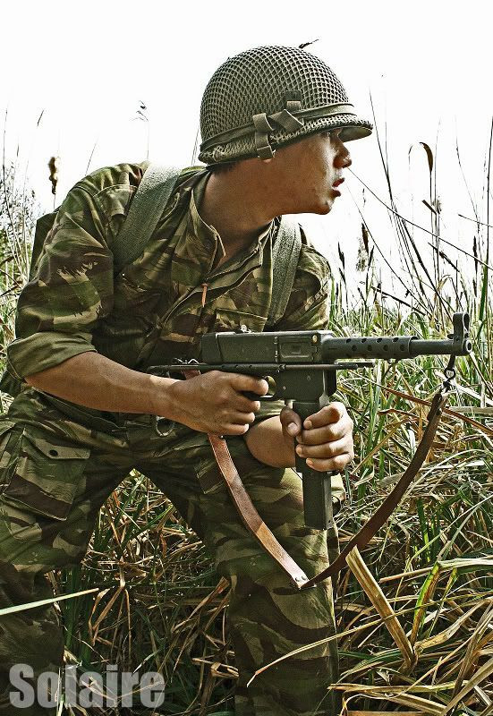 Chiều dài của súng khi gập báng là 460mm và mở báng là 720mm, nòng dài 230mm và sử dụng cỡ đạn 9x19 Parabellum cho phép súng đạt tầm bắn hiệu quả lên tới 200m. Có thể thấy, đây là một khẩu tiểu liên rất gọn gàng, linh hoạt, phù hợp với môi trường tác chiến không gian hẹp hay rừng rậm như ở Việt Nam. Ảnh: Một lính Pháp với khẩu MAT-49 trên tay trong trận Điện Biên Phủ năm 1954 - Nguồn ảnh: TL.