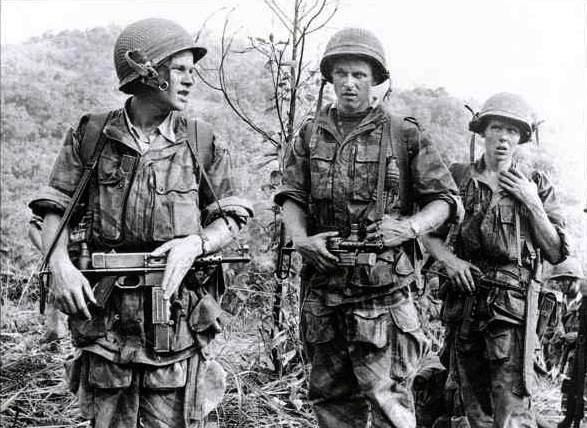 Súng có trọng lượng khá nặng vì được chế tạo hoàn toàn từ kim loại, với 3.5kg trong trạng thái rỗng và 4.2kg khi sử dụng hộp tiếp đạn 32 viên. Ảnh: Lính Pháp trong một trận càn quét tại Việt Nam với súng tiểu liên MAT-49 - Nguồn ảnh: TL.