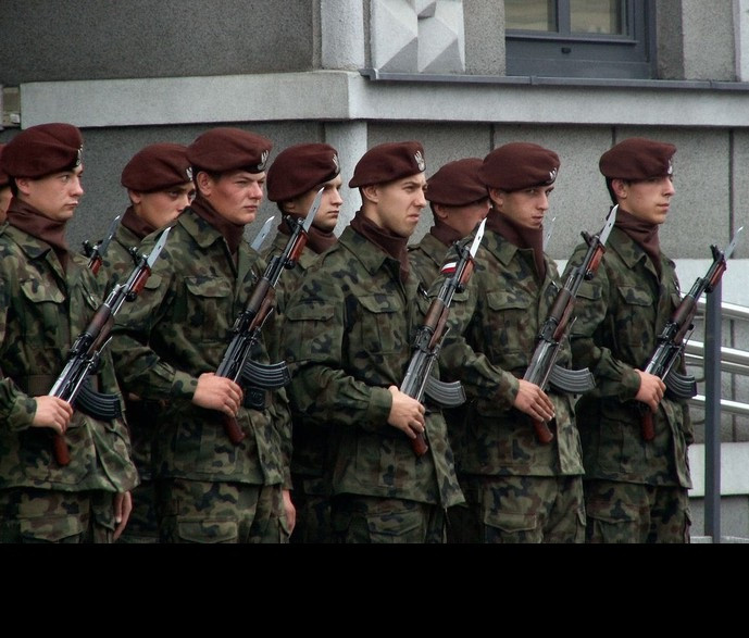 Bất chấp việc có quan hệ căng thẳng với Moscow, Ba Lan vẫn chưa thể loại bỏ hoàn toàn vũ khí hệ Nga/Xô khỏi biên chế quân đội của mình. Người lính vẫn còn sử dụng rất nhiều súng trường Kalashnikov, súng chống tăng RPG, súng máy hạng nhẹ,… và thậm chí họ còn sản xuất cả bản súng AK sử dụng cỡ đạn 5.56x45mm chuẩn NATO để tương thích với các đồng minh mà không làm mất đi truyền thống sử dụng vũ khí của mình. Ngoài ra, lực lượng mặt đất của nước này còn có các xe thiết giáp BMP-1 hay bản trinh sát của nó là BRM 1K, 75 tổ hợp pháo phản lực phóng loạt BM-21 Grad và các hệ thống phòng không tầm gần Kub và Osa. Ảnh: Binh sĩ Ba Lan với súng trường AKMS.