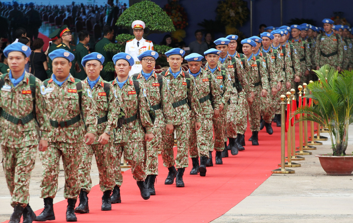 Hi vọng rằng trong tương lai không xa, các cán bộ chiến sĩ của Đội công binh sẽ sớm hoàn thành các khâu huấn luyện, sẵn sàng lên đường đến những nơi còn cần sự giúp đỡ của Lực lượng Gìn giữ hòa bình, giúp đất nước bạn xoa dịu nỗi đau chiến tranh, xây dựng lại những cơ sở hạ tầng cần thiết phục vụ cho công cuộc tái thiết sau này. Ảnh: Đoàn cán bộ chiến sĩ của Lực lượng Gìn giữ hòa bình Việt Nam lên đường làm nhiệm vụ - Nguồn: Người lao động