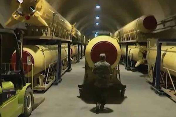 Tờ Thời báo New York dẫn nguồn từ một quan chức tình báo Mỹ tại Trung Đông yêu cầu giấu tên cho biết, tình báo Israel đã đặt chất nổ trong một tòa nhà phát triển máy ly tâm tiên tiến của trung tâm này. Ảnh: Bên trong cơ sở hạt nhân Natanz - Nguồn: Reuters