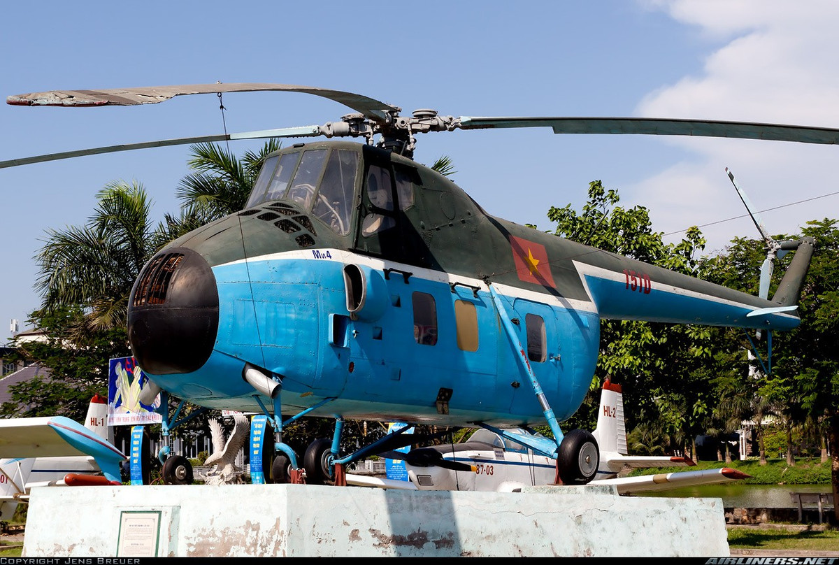 Năm 1958, nhân dân và chính phủ đã tặng chủ tịch Hồ Chí Minh và chính phủ Việt Nam 3 chiếc trực thăng Mi-4, đây cũng là những vốn liếng quý giá đầu tiên của không quân Việt Nam. Ảnh: Trực thăng Mi-4 chuyên cơ hạng A đặc trách phục vụ Bác và chính phủ số hiệu 5951-D hiện nay đang được trưng bày tại bảo tàng Phòng không – không quân.