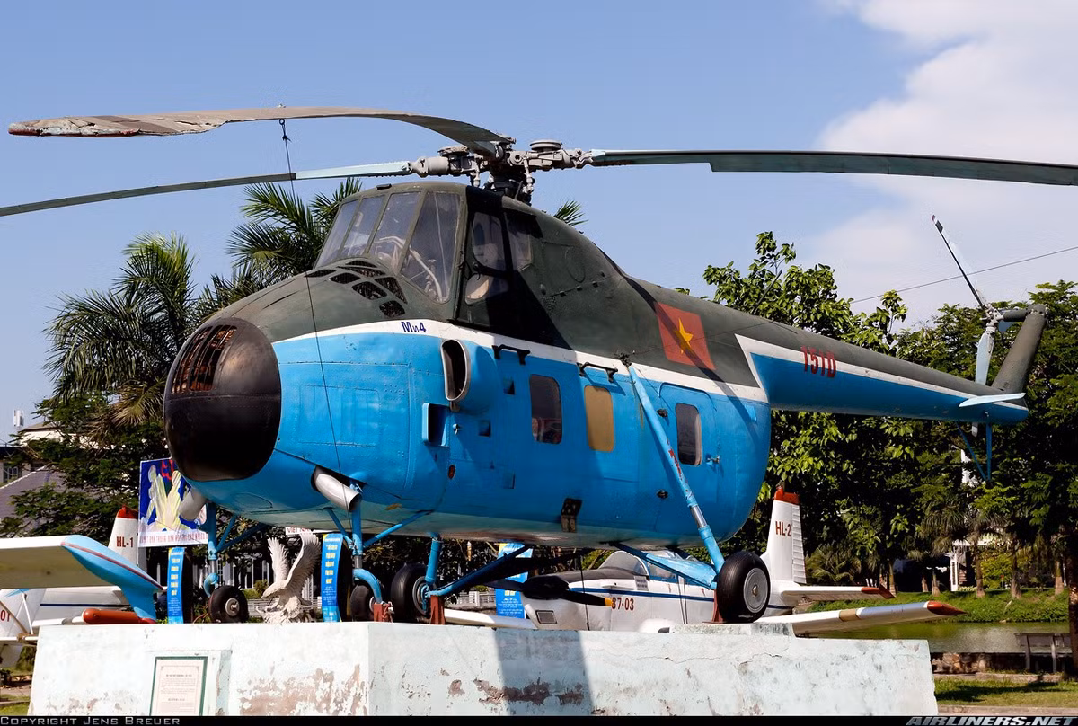 Năm 1958, nhân dân và chính phủ đã tặng chủ tịch Hồ Chí Minh và chính phủ Việt Nam 3 chiếc trực thăng Mi-4, đây cũng là những vốn liếng quý giá đầu tiên của không quân Việt Nam. Ảnh: Trực thăng Mi-4 chuyên cơ hạng A đặc trách phục vụ Bác và chính phủ số hiệu 5951-D hiện nay đang được trưng bày tại bảo tàng Phòng không – không quân.