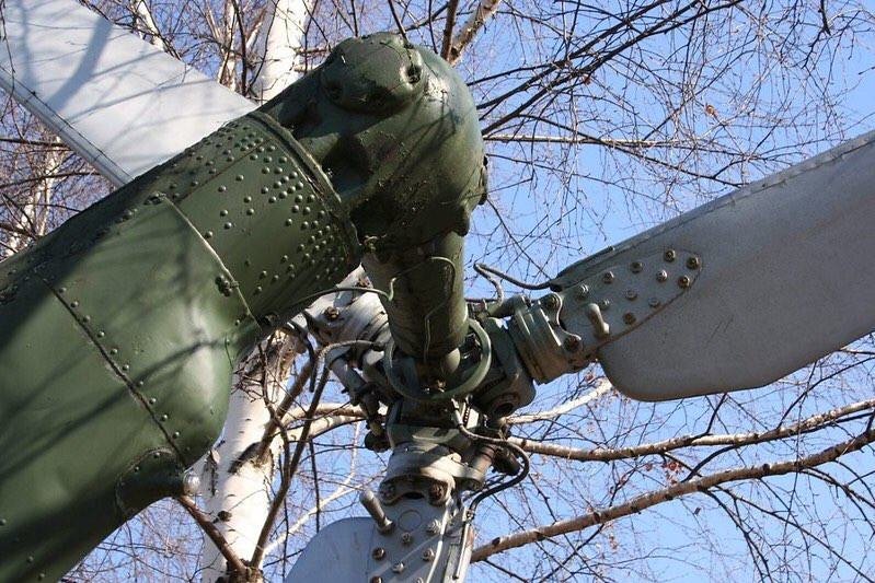 Máy bay được trang bị một động cơ chính 1675 mã lực cho phép nó có thể bay với vận tốc tối đa 185km/h, với trần bay 5.500m và tầm bay 500km Ảnh: Cận cảnh cánh quạt đuôi 3 cánh của máy bay Mi-4.