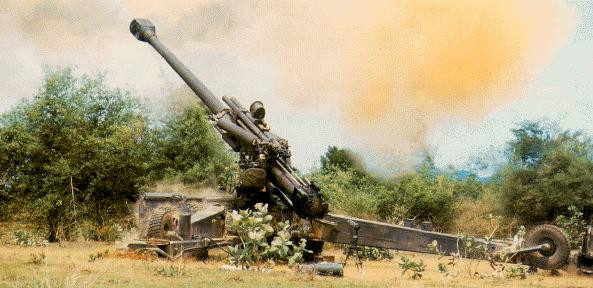 Năng lực hỏa lực tầm xa của Lục quân Singapore cũng sẽ được tăng cường bằng hệ thống pháo binh thế hệ mới. Đó là một hệ thống pháo tự hành bánh lốp 155 mm/52 lần cỡ, có tốc độ bắn cao, hỏa lực mạnh và kíp pháo thủ ít người hơn so với hệ thống pháo xe kéo dã chiến FH-2000 hiện tại. Ảnh: Pháo xe kéo dã chiến FH-2000 của Singapore - Nguồn: Geocities