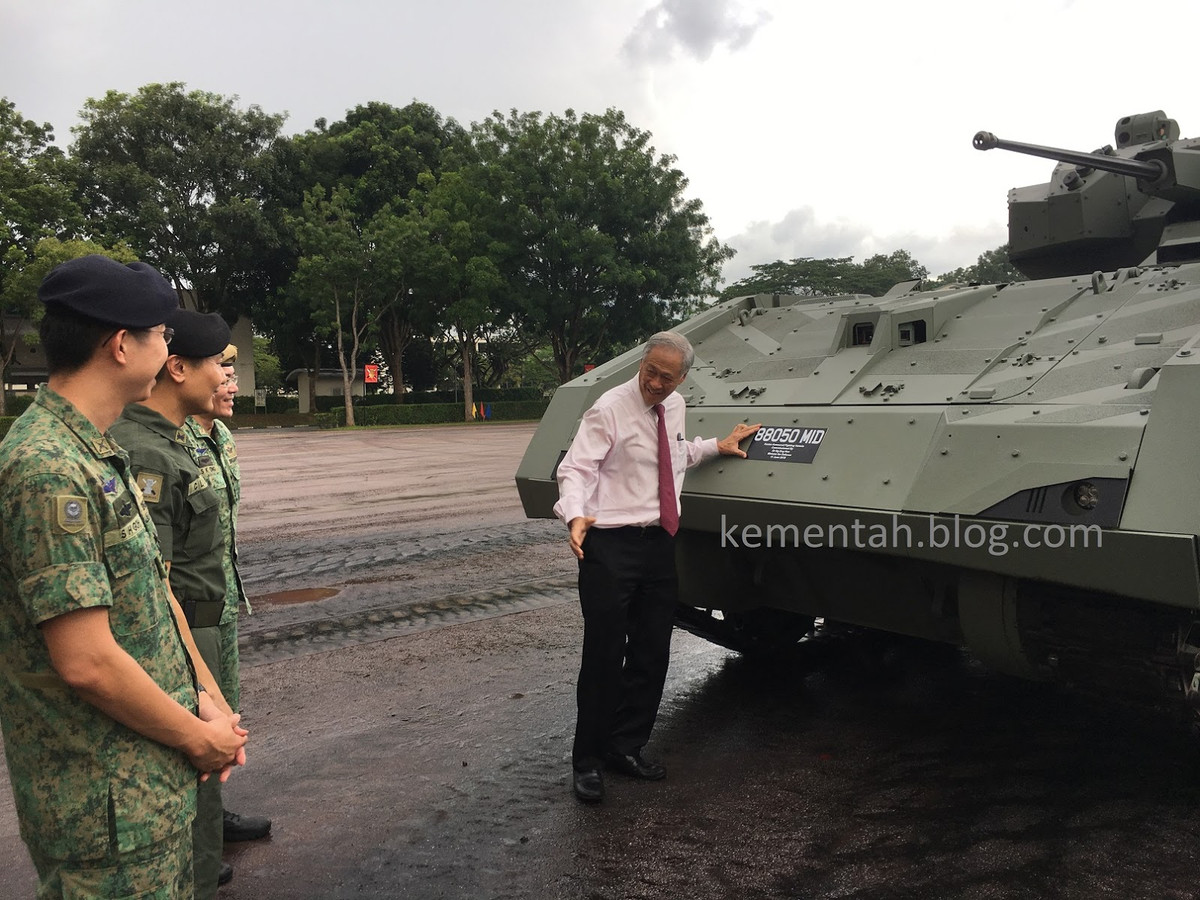 Bộ trưởng quốc phòng Singapore Dr Ng Eng Hen cho biết: “Đối với lục quân, NGAFV sẽ thay thế cho các phưomg tiện M-113 Ultras và là trang bị nòng cốt của các lực lượng cơ giới của SAF từ nay về sau”. Ảnh: Bộ trưởng Quốc phòng Singapore, Ng Eng Hen gắn biển số trên một chiếc NGAFV của Lục quân Singapore - Nguồn: SenangDiri