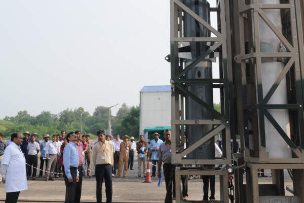 Về hệ thống dẫn đường, tên lửa Nirbhay được trang bị hệ thống dẫn đường quán tính tiên tiến, được phát triển bởi Trung tâm nghiên cứu Imarat của Ấn Độ. Ảnh: Một lần chuẩn bị phóng thử nghiệm của tên lửa Nirbhay - Nguồn: Wikipedia.