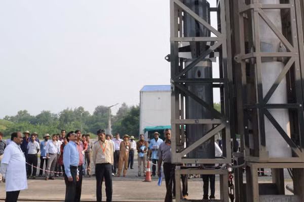 Về hệ thống dẫn đường, tên lửa Nirbhay được trang bị hệ thống dẫn đường quán tính tiên tiến, được phát triển bởi Trung tâm nghiên cứu Imarat của Ấn Độ. Ảnh: Một lần chuẩn bị phóng thử nghiệm của tên lửa Nirbhay - Nguồn: Wikipedia.