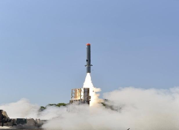 Về cơ chế hoạt động, sau khi tên lửa được phóng đi, tầng động cơ đẩy được tách ra và rơi xuống, các cánh của tên lửa bắt đầu xòe ra. Lúc đó, một động cơ tua-bin khí bắt đầu hoạt động, hoàn toàn áp dụng chế độ bay như của máy bay, khiến nó có tính năng cơ động cao. Ảnh: Phóng thử tên lửa Nirbhay từ bệ phóng cố định trên mặt đất - Nguồn: Oneindia