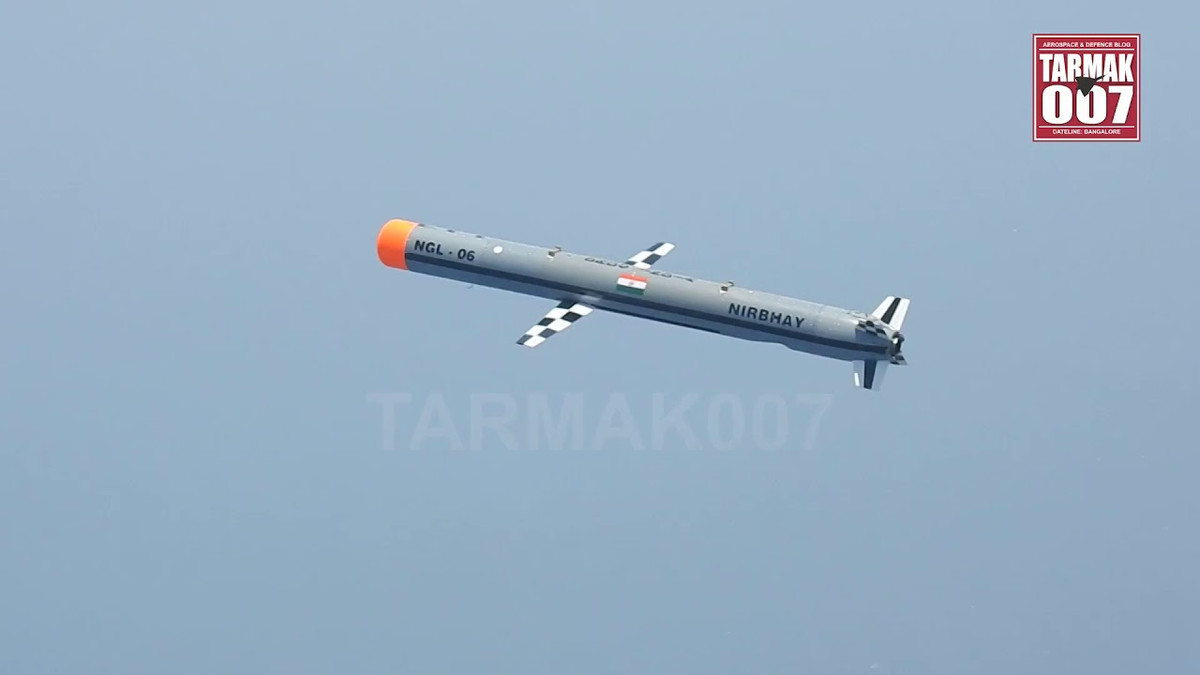 Ngoài ra, tên lửa Nirbhay còn được trang bị radar có chức năng quan sát địa hình và so sánh với bản đồ tham chiếu, có thể quan sát trong một khu vực nhất định, chờ đợi mục tiêu xuất hiện và tiêu diệt. Ảnh: Thử nghiệm tên lửa Nirbhay được máy bay Mirage 2000 của Không quân Ấn Độ chụp lại - Nguồn: Oneindia