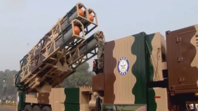 Với khả năng tấn công các mục tiêu mặt đất và tàu chiến cỡ lớn từ tầm xa, khi lắp đặt đầu đạn hạt nhân thì Nirbhay sẽ trở thành một thành viên trong bộ 3 tấn công hạt nhân “tam vị nhất thể”của Quân đội Ấn Độ. Ảnh: Tên lửa hành trình Nirbhay trên bệ phóng - Nguồn: Oneindia