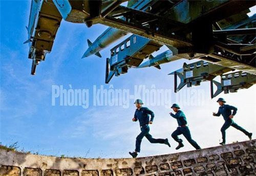 Tuy nhiên, có một điều lạ là, mặc dù trải qua nâng cấp hiện đại, thay thế nhiều hệ thống điện tử kiểu analog bằng kỹ thuật số, cơ giới hóa đáng kể các khí tài hỗ trợ cũng như radar, thế nhưng không hiểu sao chúng ta không tự hành bệ phóng tên lửa. Thay vào đó, bệ phóng S-125-2TM Pechora-2TM vẫn đặt cố định thay vì di động. Ảnh: Báo Phòng không Không quân.