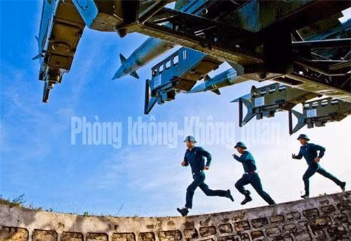 Tuy nhiên, có một điều lạ là, mặc dù trải qua nâng cấp hiện đại, thay thế nhiều hệ thống điện tử kiểu analog bằng kỹ thuật số, cơ giới hóa đáng kể các khí tài hỗ trợ cũng như radar, thế nhưng không hiểu sao chúng ta không tự hành bệ phóng tên lửa. Thay vào đó, bệ phóng S-125-2TM Pechora-2TM vẫn đặt cố định thay vì di động. Ảnh: Báo Phòng không Không quân.