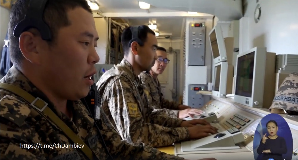 Radar Pechora-2TM có khả năng theo dõi đồng thời 2 mục tiêu cùng lúc, dẫn đường tiêu diệt cả 2 mục tiêu bằng 2 tên lửa hoặc một mục tiêu bằng 2 tên lửa. Ngoài ra, đài SNR-125-2TM được bổ sung thêm tổ hợp ngắm quang – điện tử cho phép phát hiện mục tiêu cỡ máy bay tiêm kích ở cự ly 40km. Trong ảnh là cabin hiện đại hóa của hệ thống Pechora-2M biên chế trong Quân đội Mông Cổ.