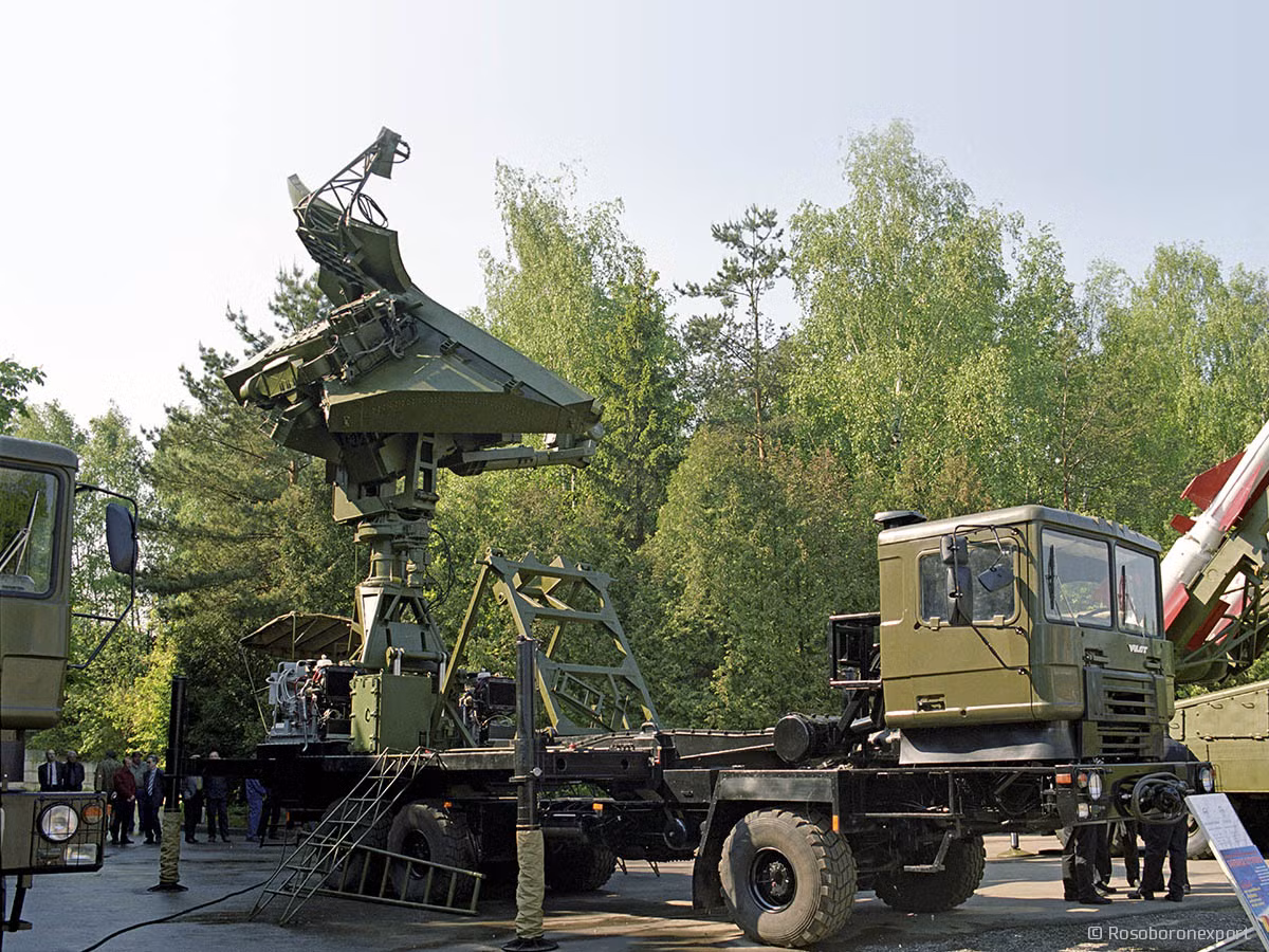 Cận cảnh anten radar SNR-125-2M Pechora-2M, hệ thống này cũng sẽ trải qua nâng cấp lớn thích nghi với tác chiến hiện đại. Trên phiên bản S-125-2TM của Việt Nam thì đài điều khiển SNR-125-2TM tăng phạm vi bắt mục tiêu diện tích phản xạ sóng radar (RCS) 0,02m2 lên 100km (trước nâng cấp chỉ là 80km). Thời gian để khóa một mục tiêu nguy hiểm trong nhóm mục tiêu phát hiện được chỉ mất 3 giây.