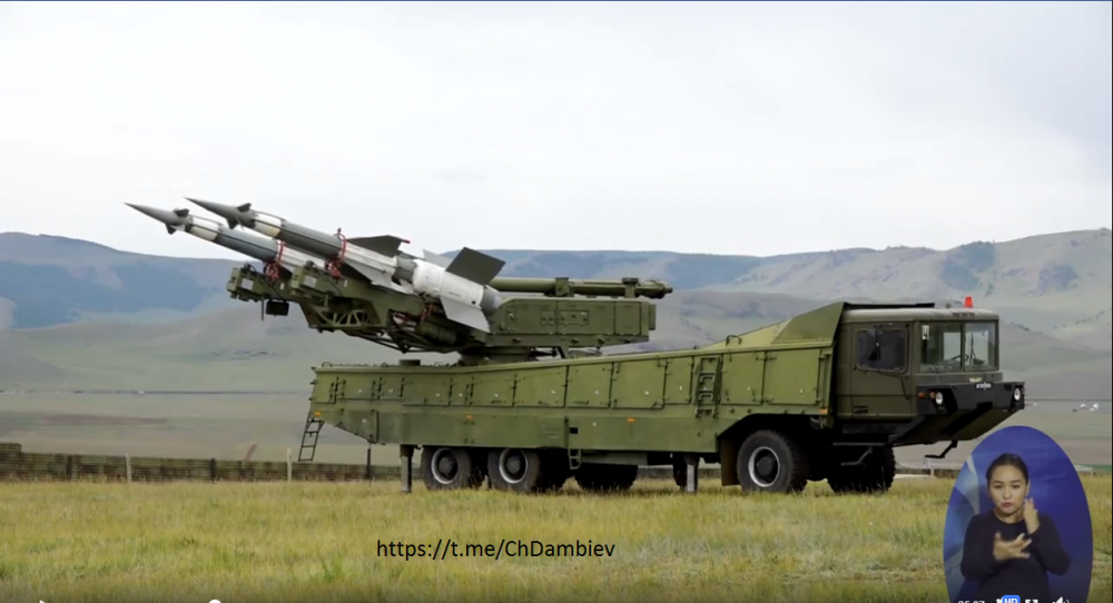 Sau đó, bệ phóng được đặt lên khung gầm xe vận tải hạng nặng 6x6 bánh với sàn công tác được sửa lại đáng kể. Ví dụ như nó được lắp thêm khung thép để bảo vệ thân xe tải khi mà tên lửa S-125 kích hoạt động cơ chính phun lửa thẳng vào bệ phóng.