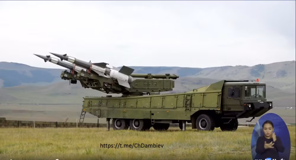 Sau đó, bệ phóng được đặt lên khung gầm xe vận tải hạng nặng 6x6 bánh với sàn công tác được sửa lại đáng kể. Ví dụ như nó được lắp thêm khung thép để bảo vệ thân xe tải khi mà tên lửa S-125 kích hoạt động cơ chính phun lửa thẳng vào bệ phóng.