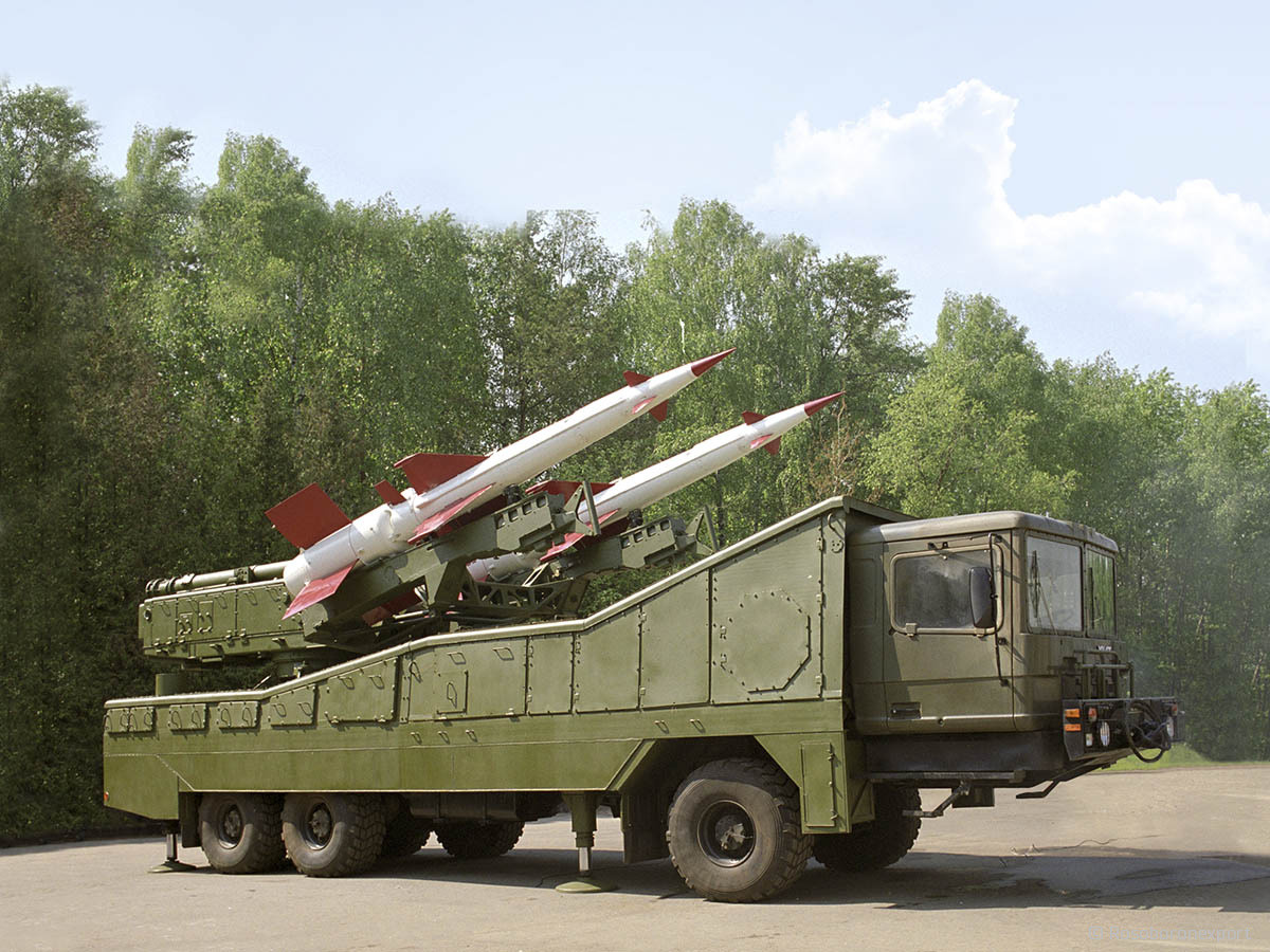 Rõ ràng là trong tác chiến hiện đại ngày nay, hệ thống tên lửa có khả năng di động lợi thế hơn nhiều tên lửa cố định. Với hệ thống tên lửa di động, người ta có thể triển khai – thu hồi nhanh chóng, cơ động tới nhiều trận địa trong chốc lát, lẩn tránh các biện pháp áp chế phòng không (SEAD) của đối phương.