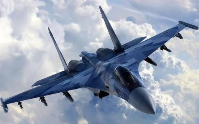 Su-35 sử dụng nhiều công nghệ của máy bay chiến đấu thế hệ thứ năm, bao gồm thiết bị điện tử hàng không mới, các hệ thống thông tin và điều khiển kỹ thuật số, hệ thống thiết bị trên không tích hợp và radar mảng pha thụ động mới. Ảnh: Máy bay chiến đấu Su-35 - Nguồn: Wikipedia