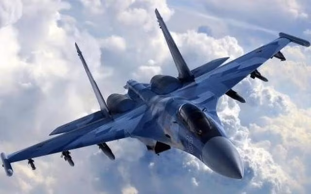 Su-35 sử dụng nhiều công nghệ của máy bay chiến đấu thế hệ thứ năm, bao gồm thiết bị điện tử hàng không mới, các hệ thống thông tin và điều khiển kỹ thuật số, hệ thống thiết bị trên không tích hợp và radar mảng pha thụ động mới. Ảnh: Máy bay chiến đấu Su-35 - Nguồn: Wikipedia