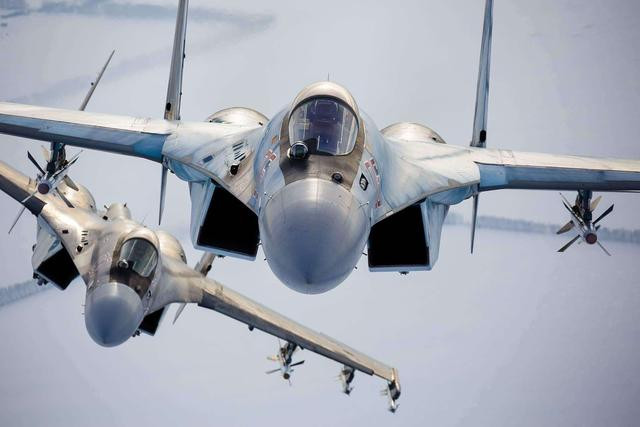 Su-35 có lẽ là phiên bản nâng cấp cuối cùng của Su-27 Flanker nổi tiếng từ thời Liên Xô, trước khi nhường chỗ cho máy bay chiến đấu thế hệ 5 Su-57. Đây là máy bay chiến đấu đa chức năng thế hệ 4 ++; Nga đã nâng cấp toàn phần, để bắt kịp công nghệ hàng không vũ trụ của châu Âu và Mỹ. Ảnh: Máy bay chiến đấu Su-35 - Nguồn: Wikipedia