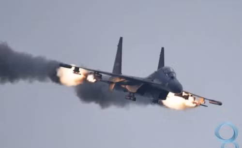 Tuy nhiên không dễ gì Mỹ để các quốc gia sở hữu máy bay Su-35, Indonesia đã phải hủy bỏ hợp đồng mua Su-35; Mỹ cũng đang tích cực vận động hành lang để Liên hợp quốc kéo dài lệnh cấm vận vũ khí với Iran và như vậy khó có quốc gia nào dám vượt mặt để sở hữu loại chiến đấu cơ hiện đại này của Nga. Ảnh: Máy bay chiến đấu Su-35 phóng tên lửa - Nguồn: Wikipedia