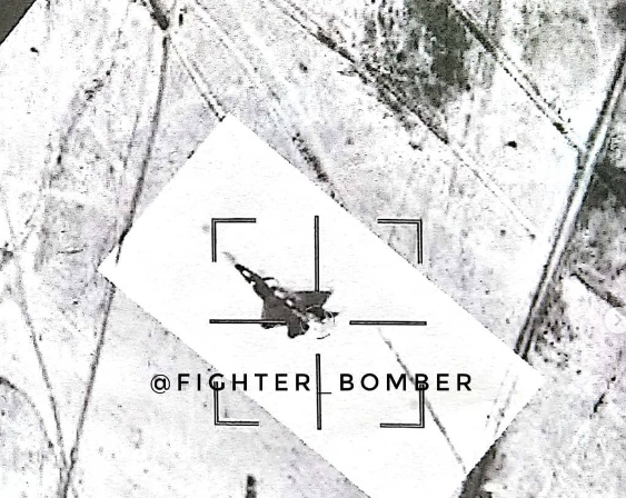 Nhìn chung, sức mạnh chiến đấu của máy bay chiến đấu Su-35 được mô tả là rất mạnh, đã được thực chiến trên chiến trường Syria và thể hiện đầy đủ phẩm chất chiến đấu mạnh mẽ của nó, khi nó khóa một chiếc F-22 của Mỹ mà phi công F-22 hoàn toàn không hay biết. Ảnh: Máy bay tàng hình F-22 của Mỹ bị máy bay Su-35 của Nga "khóa mục tiêu" trên bầu trời Syria - Nguồn: Instagram.