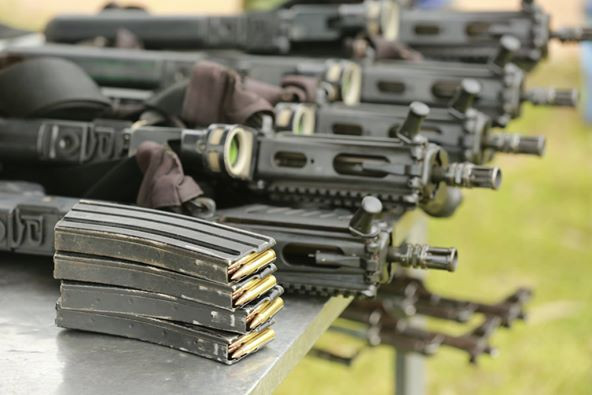 TAR-21 được hãng IWI phát triển từ những năm 1995, được mệnh danh là “Súng trường tiến công của thế kỷ XXI”. Súng được thiết kế theo cơ cấu Bullup (hộp tiếp đạn và bộ khóa nòng nằm sau cò súng) cho phép nó có một kích thước gọn gàng trong khi vẫn giữ được uy lực cao, rất phù hợp với các nhiệm vụ tác chiến không gian hẹp như đô thị. Ảnh: Cận cảnh súng và hộp tiếp đạn của TAR-21. Nguồn: Sao nhập ngũ.