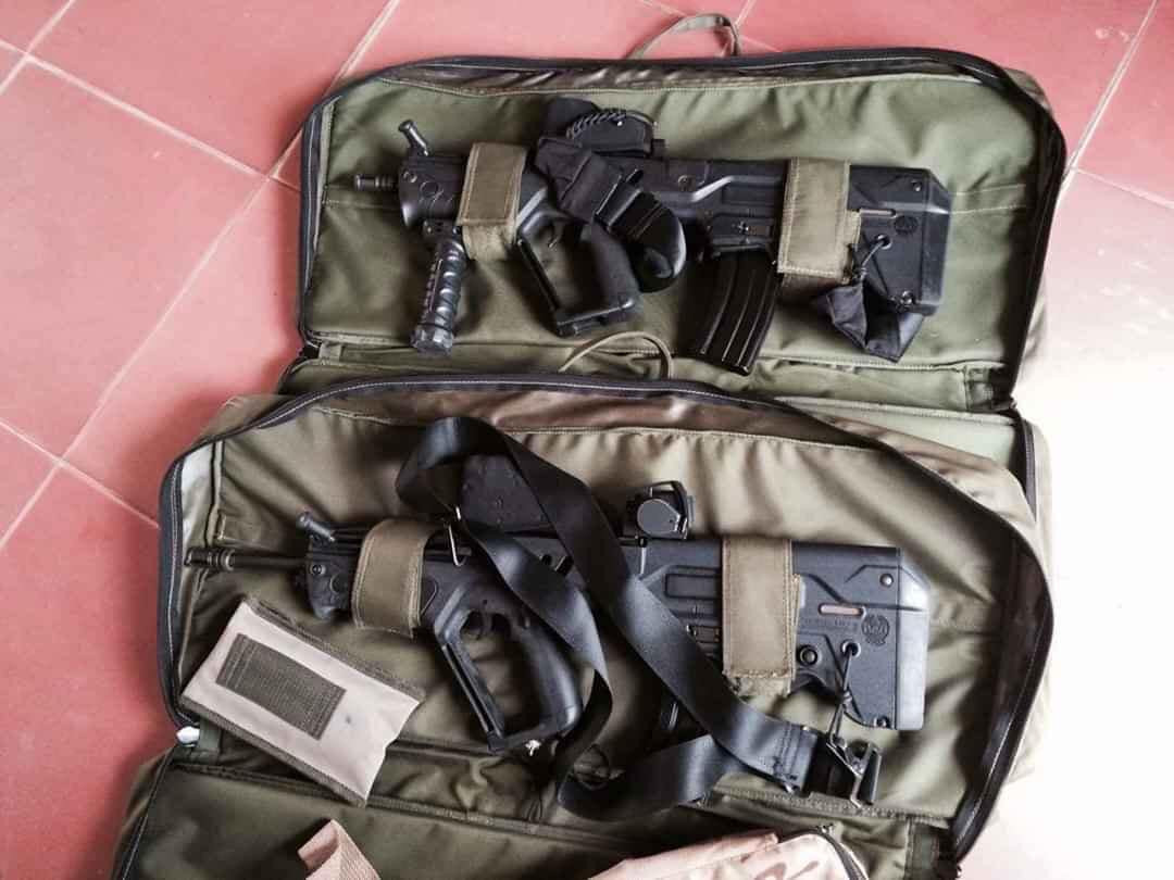 Được biết, TAR-21 là loại súng trường tấn công hiện đại do hãng IWI của Israel chế tạo. Việt Nam đã nhập khẩu một số súng trường loại này về để trang bị cho lực lượng Hải quân đánh bộ, đặc công và mới đây là cả Dân quân thường trực. Ảnh: Cận cảnh súng TAR-21 phiên bản đầu tiên Việt Nam nhập khẩu.