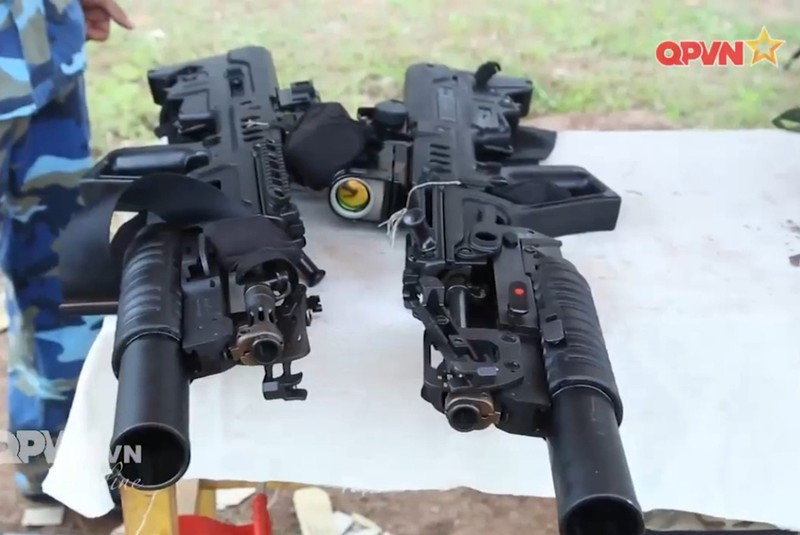 Hiện nay Việt Nam đang sử dụng các phiên bản của TAR-21 là CTAR-21, GTAR-21 và TAR-21 tiêu chuẩn. Ảnh: TAR-21 với súng phóng lựu kẹp nòng.